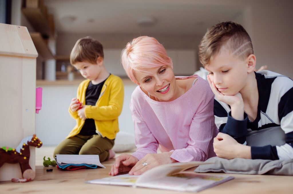 Lehrer unterstützt Kind bei einer Montessori-Aktivität im Kinderhaus Idstein